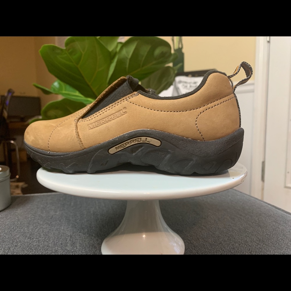 Boys size 2.5 Merrell Jungle Moc Shoes in excellent used condition.